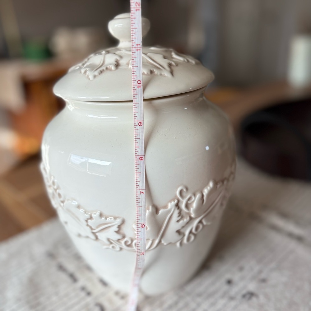 Elegant Cream Ceramic/Cookie Jar with Lid with Grape Vines - Picture 5 of 5